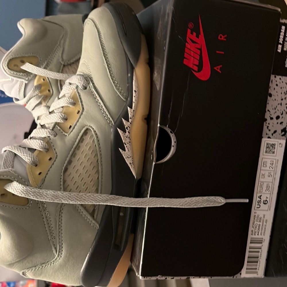 Air Jordan 5 RETRO (GS) Size 6y